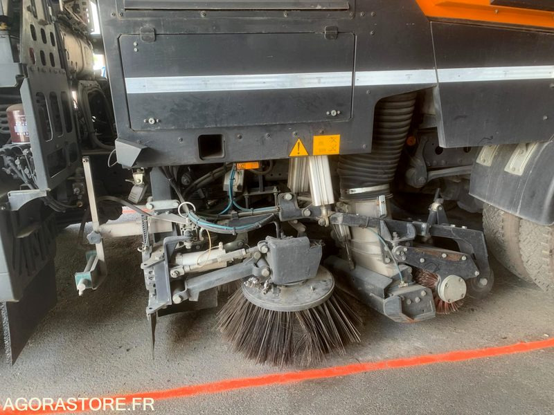 BALAYEUSE COMPOSÉE D'UN PORTEUR MERCEDES ET D'UN SYSTÈME DE BALAYAGE SCHMIDT - Xe quét đường: hình 3 BALAYEUSE COMPOSÉE D'UN PORTEUR MERCEDES ET D'UN SYSTÈME DE BALAYAGE SCHMIDT - Xe quét đường: hình 3