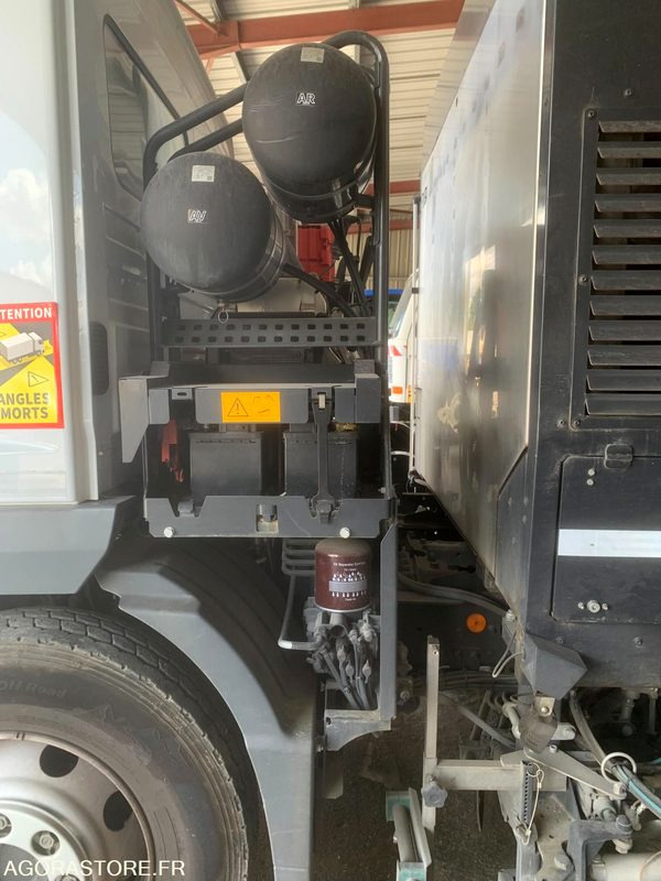 BALAYEUSE COMPOSÉE D'UN PORTEUR MERCEDES ET D'UN SYSTÈME DE BALAYAGE SCHMIDT - Xe quét đường: hình 2 BALAYEUSE COMPOSÉE D'UN PORTEUR MERCEDES ET D'UN SYSTÈME DE BALAYAGE SCHMIDT - Xe quét đường: hình 2