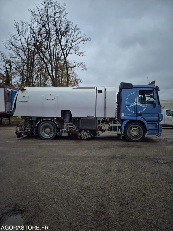 Balayeuse Eurovoirie Optifant 70 TA THP - 2012 - 242 000 heures - Xe quét đường: hình 1 Balayeuse Eurovoirie Optifant 70 TA THP - 2012 - 242 000 heures - Xe quét đường: hình 1