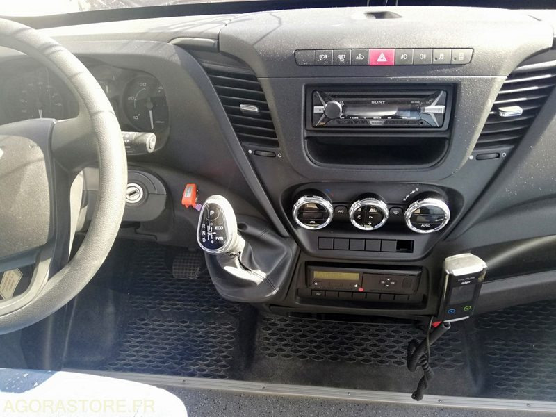 Bus Iveco UNVI 70C17 - 2017 - 120 000 km - Xe buýt trường học: hình 3 Bus Iveco UNVI 70C17 - 2017 - 120 000 km - Xe buýt trường học: hình 3