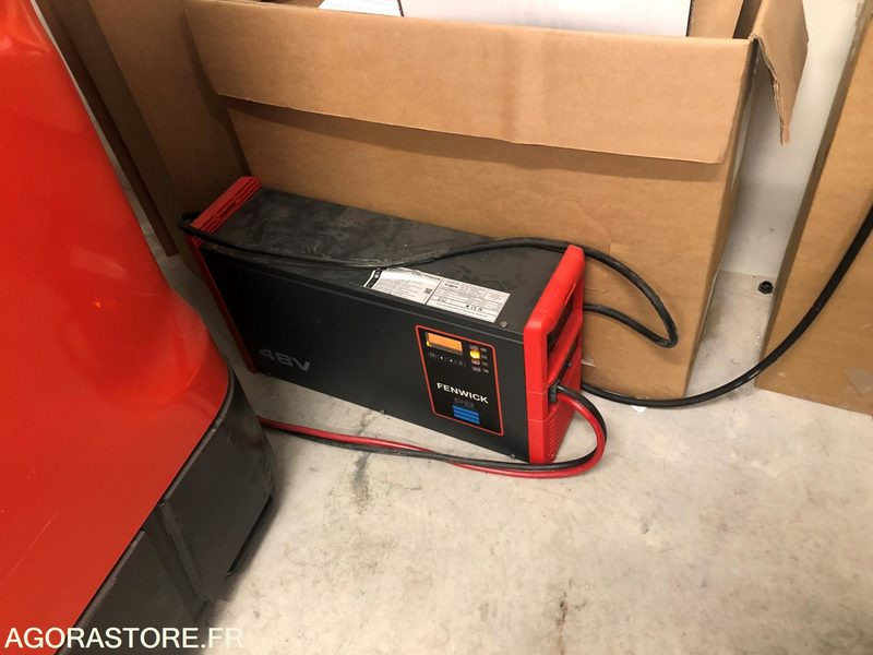Chariot élévateur à mât rétractable - Xe tải tiếp cận: hình 1 Chariot élévateur à mât rétractable - Xe tải tiếp cận: hình 1