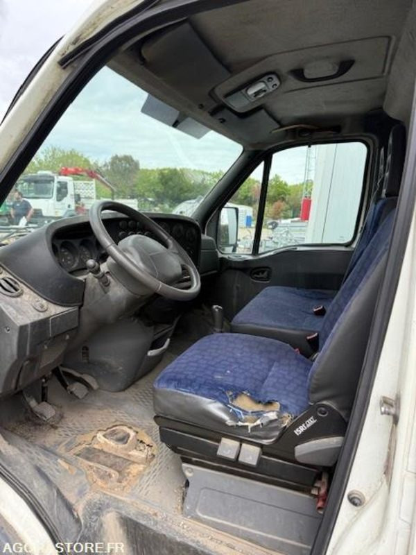 IVECO DAILY - 2003 - 173808KMS - Xe van chở hàng: hình 2 IVECO DAILY - 2003 - 173808KMS - Xe van chở hàng: hình 2