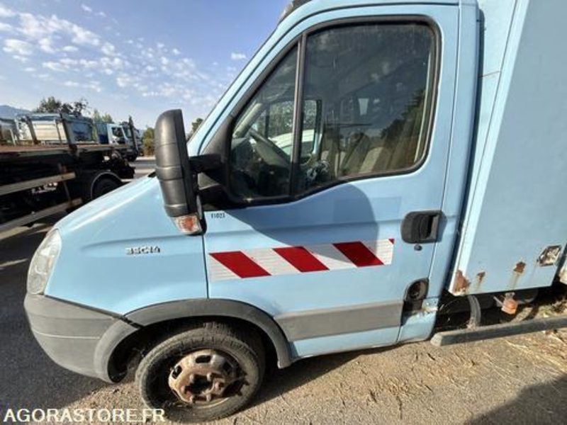 IVECO DAILY - 2011 - 158894KM - BN232WT - Xe van chở hàng: hình 4 IVECO DAILY - 2011 - 158894KM - BN232WT - Xe van chở hàng: hình 4