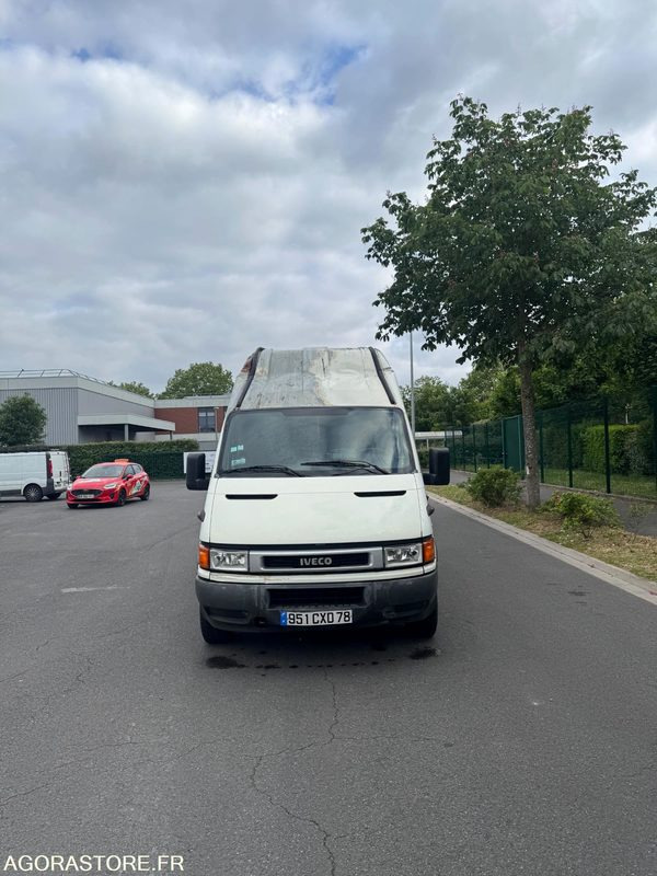 IVECO DAILY 35S12 - 67 000 KM - 2004 - Xe van chở hàng: hình 3 IVECO DAILY 35S12 - 67 000 KM - 2004 - Xe van chở hàng: hình 3