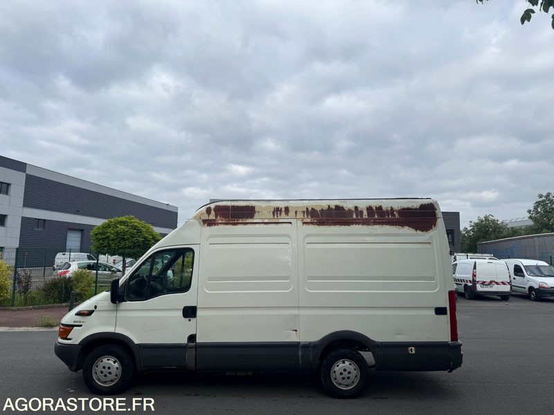 IVECO DAILY 35S12 - 67 000 KM - 2004 - Xe van chở hàng: hình 1 IVECO DAILY 35S12 - 67 000 KM - 2004 - Xe van chở hàng: hình 1