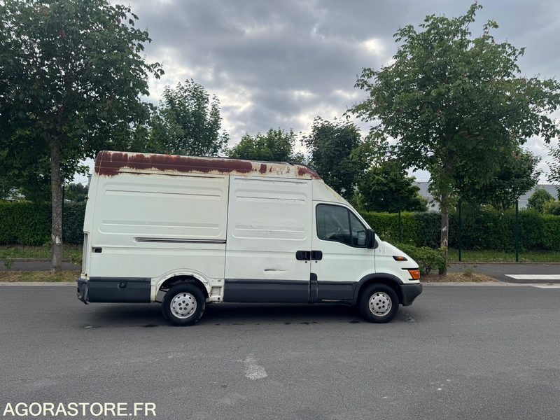 IVECO DAILY 35S12 - 67 000 KM - 2004 - Xe van chở hàng: hình 5 IVECO DAILY 35S12 - 67 000 KM - 2004 - Xe van chở hàng: hình 5