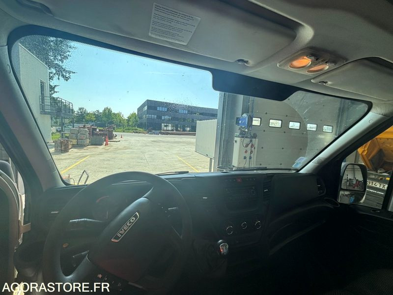 IVECO Daily 35C13 - 2015 / 277922 KM (GTM17063) - Xe van chở hàng: hình 5 IVECO Daily 35C13 - 2015 / 277922 KM (GTM17063) - Xe van chở hàng: hình 5