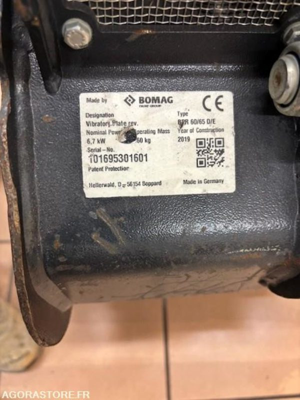 LOT DE 2 PLAQUES BOMAG BPR 60/65D/E ET BPR45/55D 2019 ET 2022 - Đĩa rung: hình 1 LOT DE 2 PLAQUES BOMAG BPR 60/65D/E ET BPR45/55D 2019 ET 2022 - Đĩa rung: hình 1
