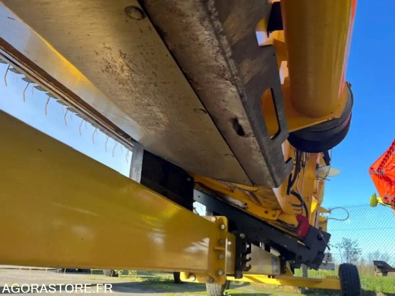 Máy móc nông nghiệp MOISSONNEUSE BATTEUSE NEW HOLLAND CR 8.80 - 2017 / 1847 HEURES: hình 13 Máy móc nông nghiệp MOISSONNEUSE BATTEUSE NEW HOLLAND CR 8.80 - 2017 / 1847 HEURES: hình 13