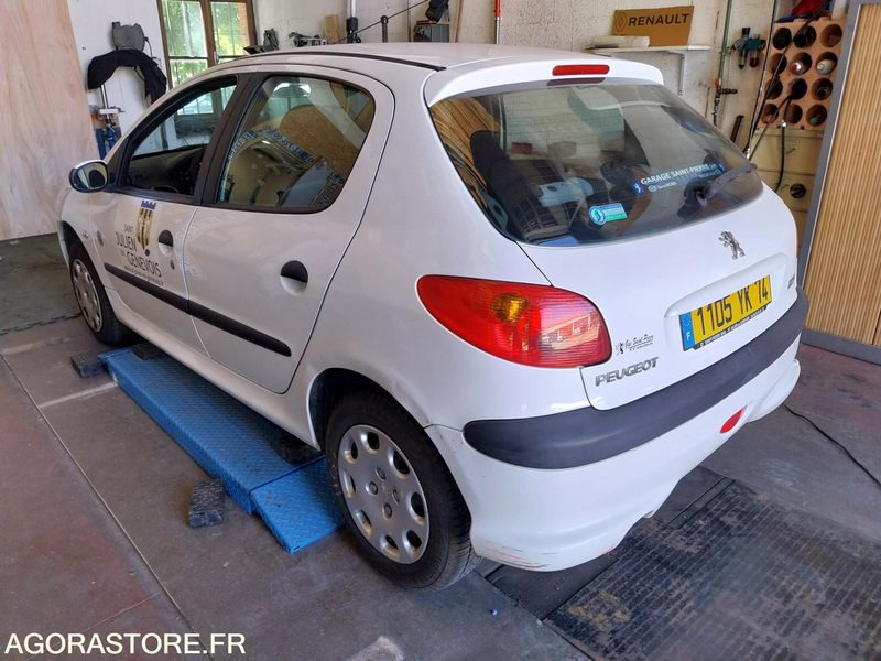 PEUGEOT 206 101700kms - 2005 - Xe hơi: hình 2 PEUGEOT 206 101700kms - 2005 - Xe hơi: hình 2