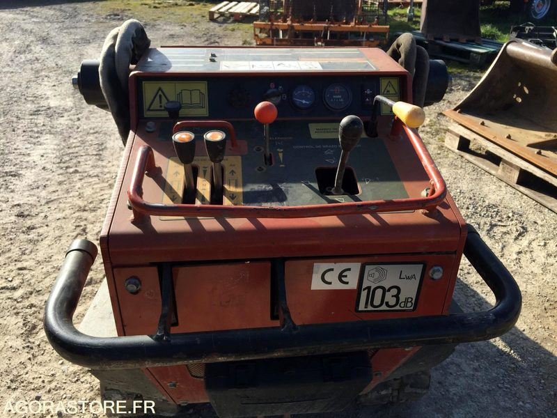 PORTE OUTILS à chenilles DITCH WITCH SK500 - Máy xúc lật: hình 4 PORTE OUTILS à chenilles DITCH WITCH SK500 - Máy xúc lật: hình 4