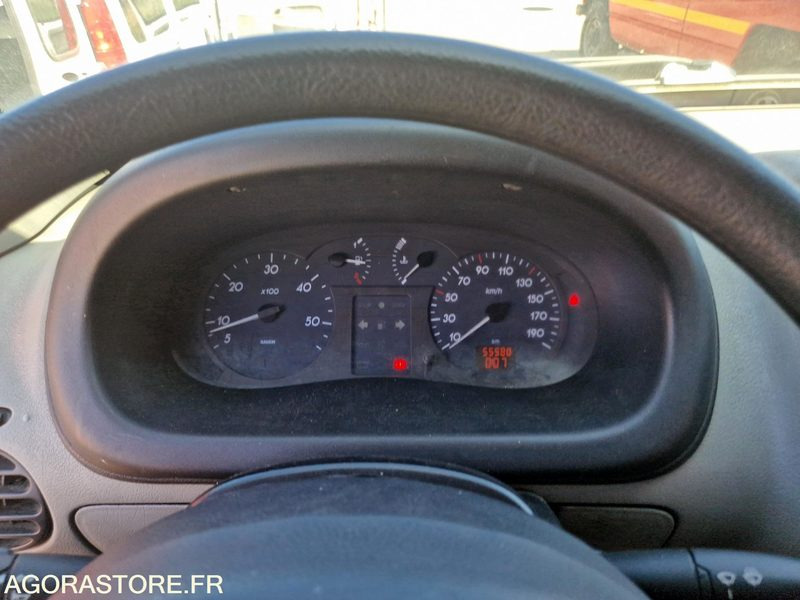 Xe van chở hàng Renault Master -125YR69: hình 9