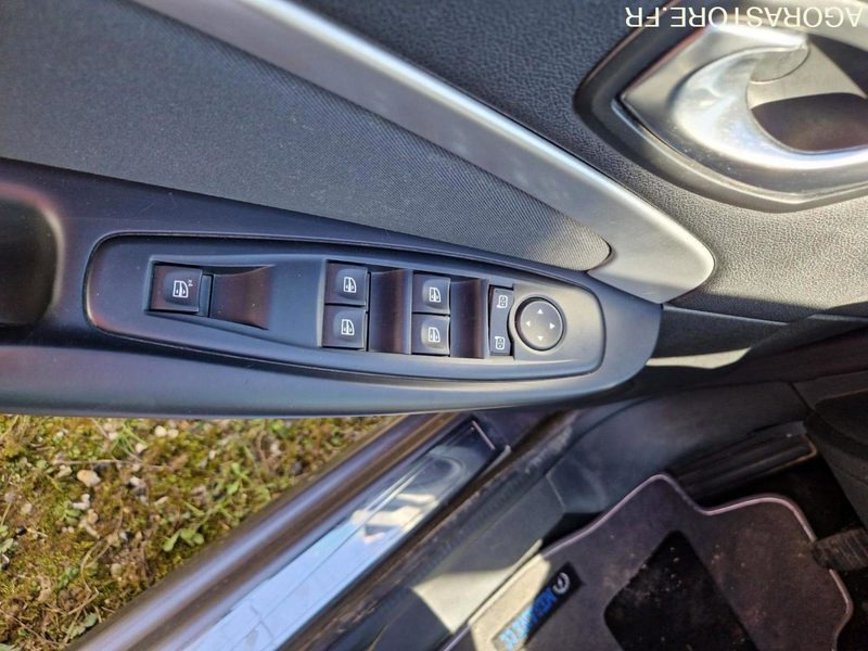 Renault Megane - AW621KV - 2010 - 148435km - Xe hơi: hình 5 Renault Megane - AW621KV - 2010 - 148435km - Xe hơi: hình 5