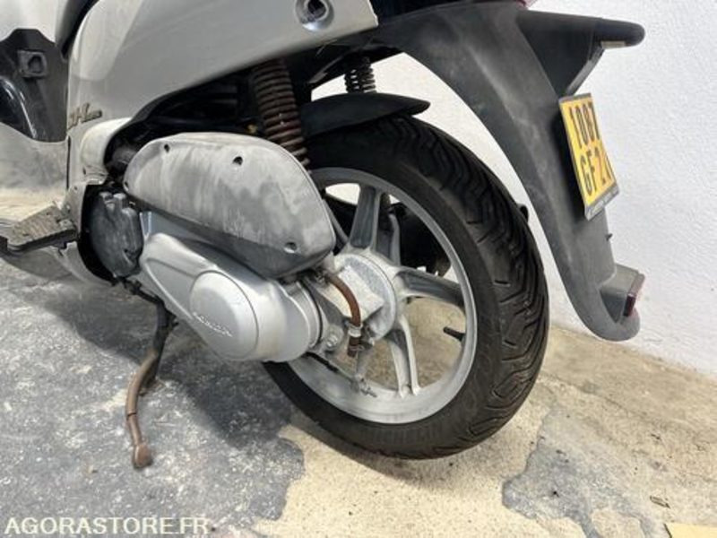 SCOOTER HONDA SH125 - 2001 - 24167KM - 1087GF2A - Xe máy: hình 5 SCOOTER HONDA SH125 - 2001 - 24167KM - 1087GF2A - Xe máy: hình 5