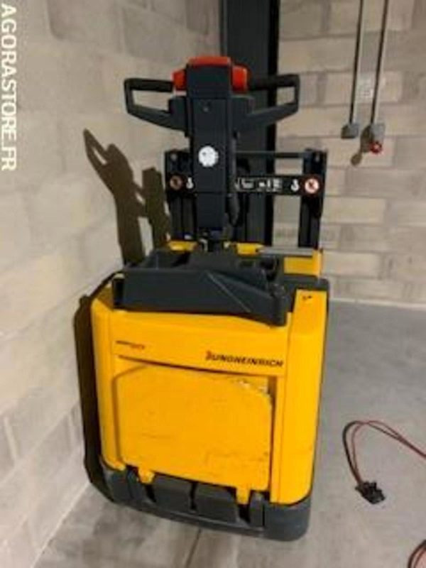 Transpalette électrique sur batteries déchargées. JUNGHEINRICH - Xe tải nâng pallet: hình 1 Transpalette électrique sur batteries déchargées. JUNGHEINRICH - Xe tải nâng pallet: hình 1