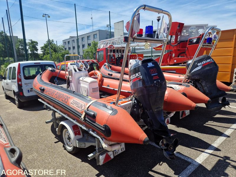 Zeppelin Command 15 sur remorque RSA - 306BGD69 - Rơ moóc kéo thuyền: hình 3 Zeppelin Command 15 sur remorque RSA - 306BGD69 - Rơ moóc kéo thuyền: hình 3