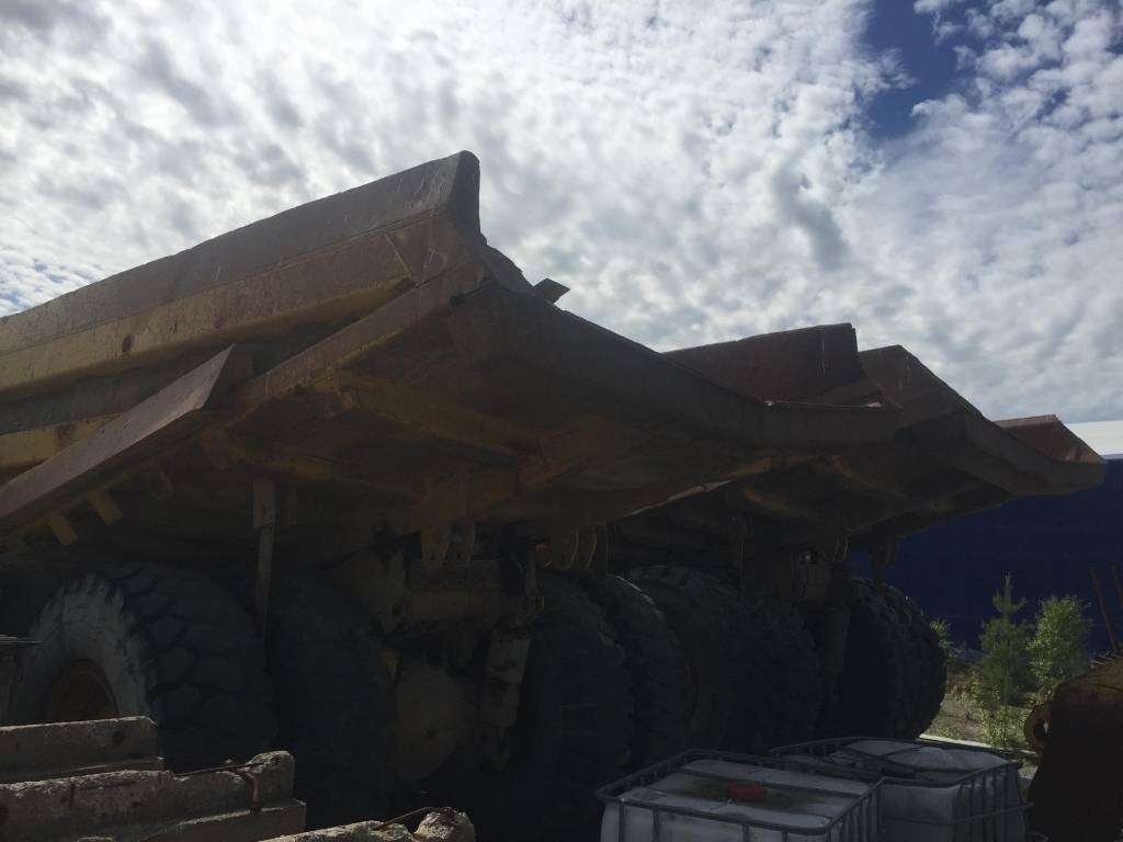 Komatsu HD 465-5 - Xe ben cứng/ Xe chở đá: hình 5 Komatsu HD 465-5 - Xe ben cứng/ Xe chở đá: hình 5