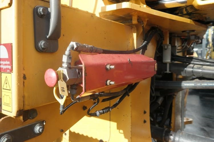 Máy xúc lật bánh lốp Volvo L220G: hình 10 Máy xúc lật bánh lốp Volvo L220G: hình 10