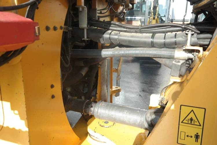 Máy xúc lật bánh lốp Volvo L220G: hình 12 Máy xúc lật bánh lốp Volvo L220G: hình 12