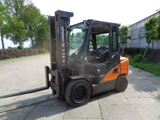 Doosan D35C-7 - Xe nâng: hình 4 Doosan D35C-7 - Xe nâng: hình 4