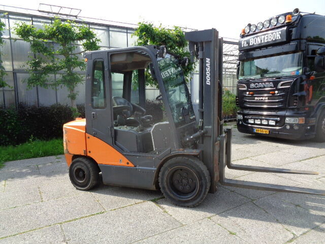 Doosan D35C-7 - Xe nâng: hình 2 Doosan D35C-7 - Xe nâng: hình 2