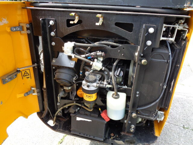 JCB 15C-1 - Máy xúc mini: hình 2 JCB 15C-1 - Máy xúc mini: hình 2
