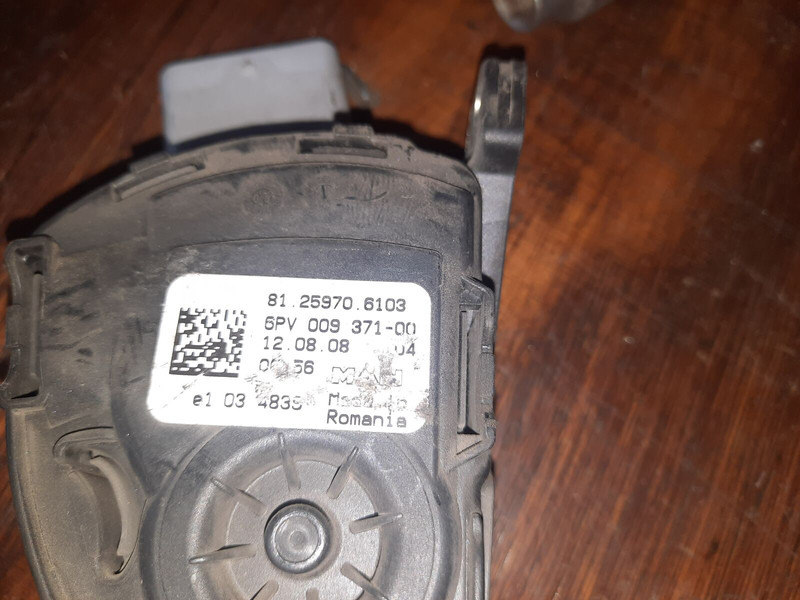 MAN - Bàn đạp: hình 3 MAN - Bàn đạp: hình 3