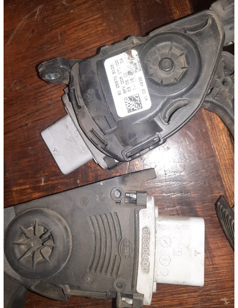 MAN - Bàn đạp: hình 2 MAN - Bàn đạp: hình 2