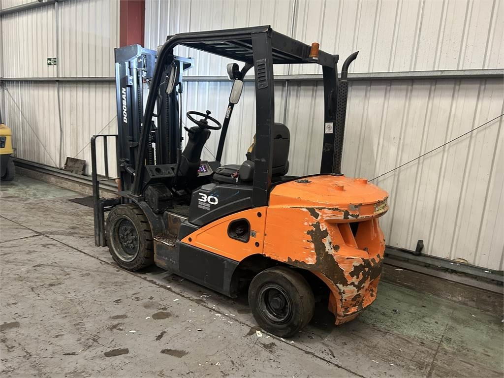Doosan D30S-5 - Xe nâng diesel: hình 3 Doosan D30S-5 - Xe nâng diesel: hình 3