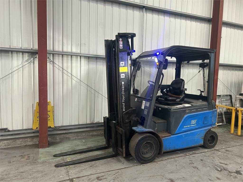 ECB35C - Xe nâng điện: hình 2 ECB35C - Xe nâng điện: hình 2