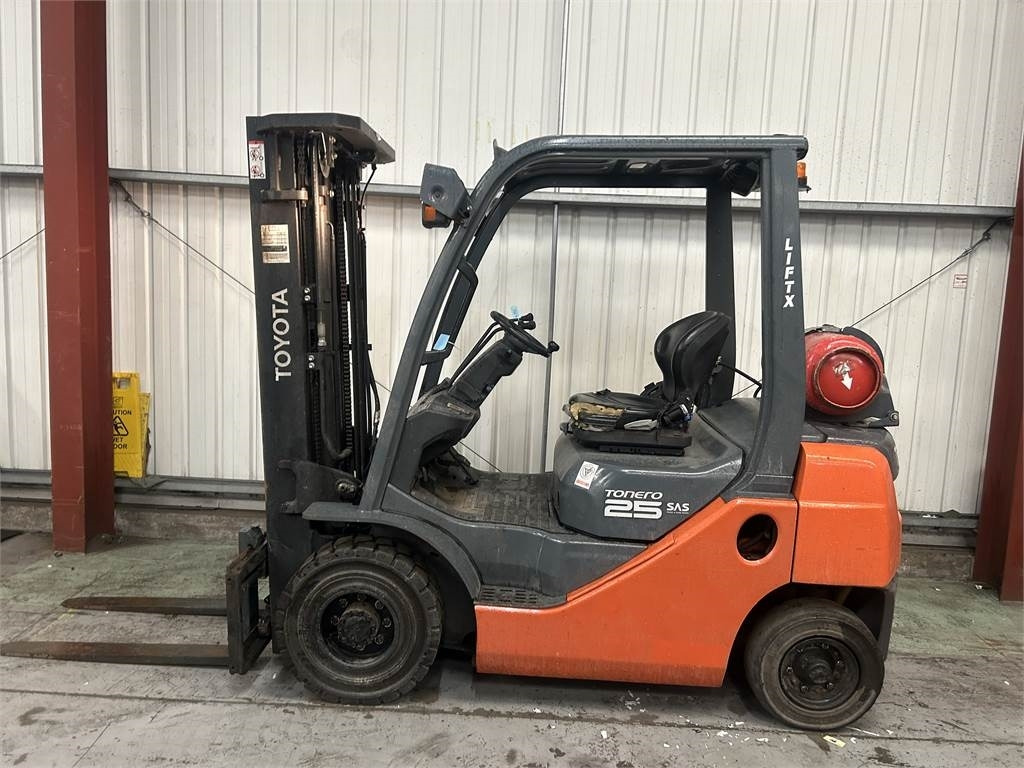 Toyota 02-8FGF20 - Xe nâng gas: hình 1 Toyota 02-8FGF20 - Xe nâng gas: hình 1