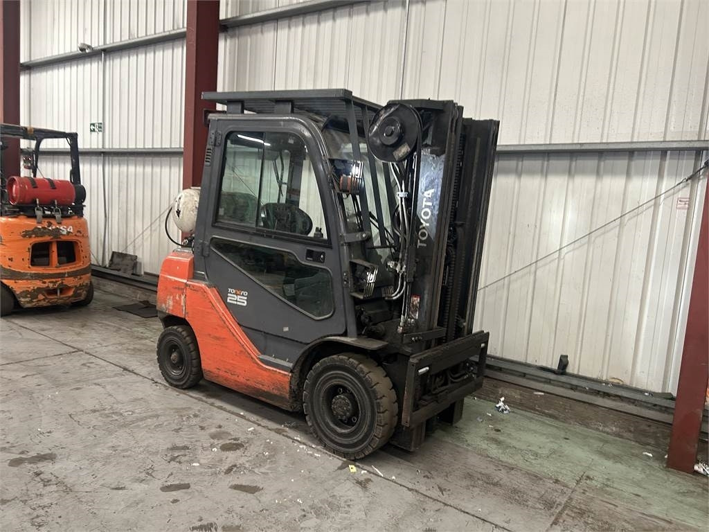 Toyota 02-8FGF25 - Xe nâng gas: hình 4 Toyota 02-8FGF25 - Xe nâng gas: hình 4
