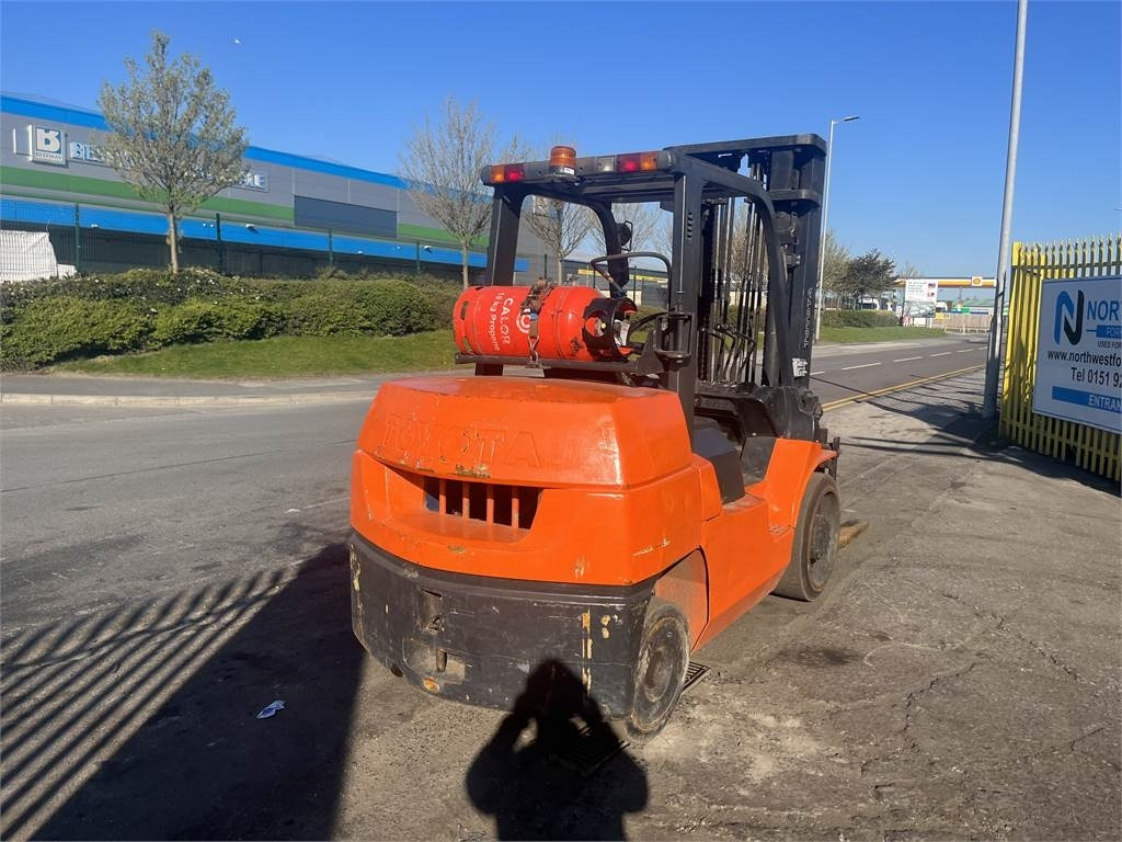 Toyota 7FGCU55 - Xe nâng gas: hình 3 Toyota 7FGCU55 - Xe nâng gas: hình 3