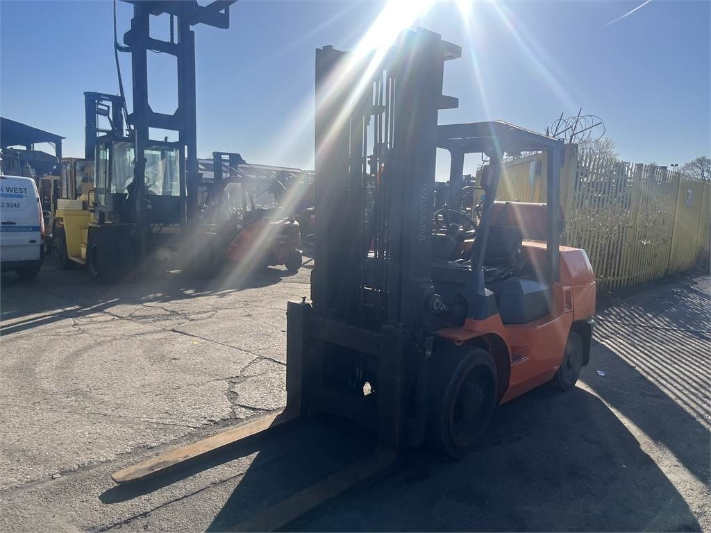 Toyota 7FGCU55 - Xe nâng gas: hình 2 Toyota 7FGCU55 - Xe nâng gas: hình 2