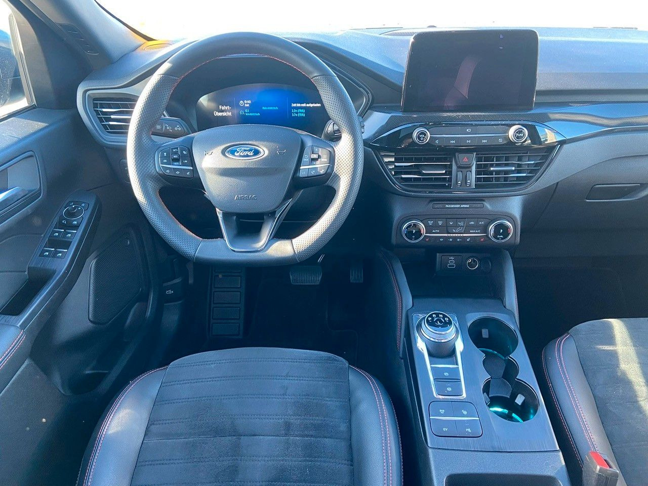 Ford Kuga Plug-In Hybrid ST-Line X - SUV: hình 2 Ford Kuga Plug-In Hybrid ST-Line X - SUV: hình 2