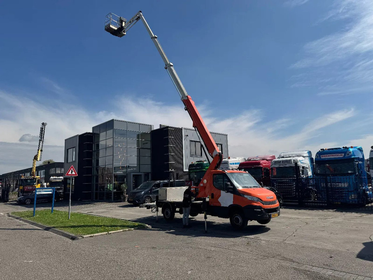 Iveco DAILY 35 140 SCORPION 2112J 2019 - Nền bục trên không gắn trên xe tải: hình 2 Iveco DAILY 35 140 SCORPION 2112J 2019 - Nền bục trên không gắn trên xe tải: hình 2