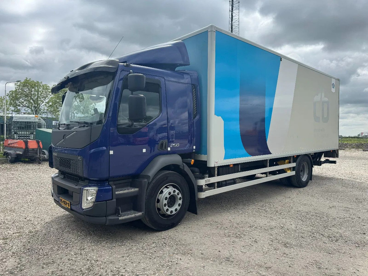Volvo FL 250 4X2 3 UNITS CARGO LOCK + DHOLLANDIA LIFT - Xe tải hộp: hình 5 Volvo FL 250 4X2 3 UNITS CARGO LOCK + DHOLLANDIA LIFT - Xe tải hộp: hình 5