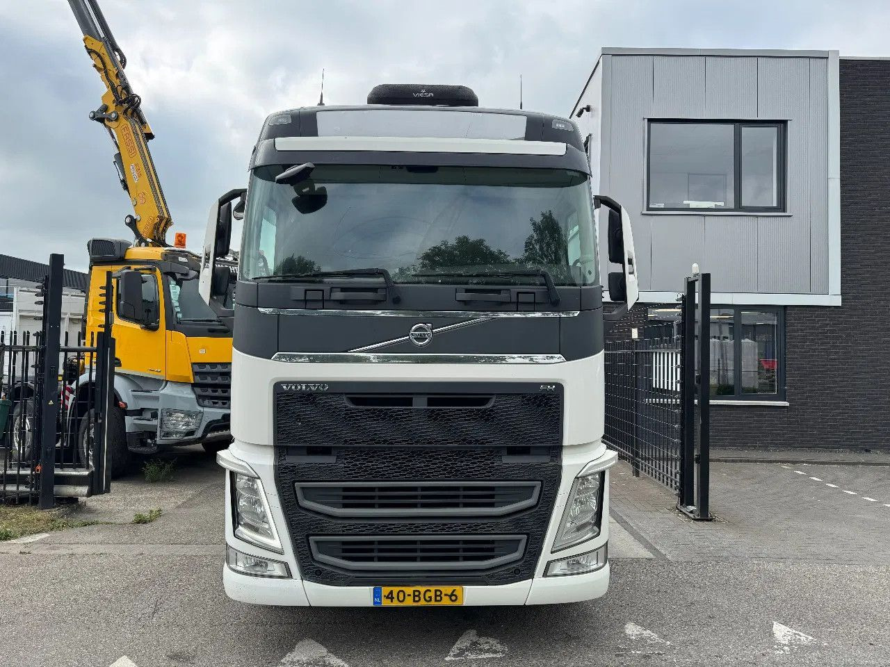 Volvo FH 460 4X2 EURO 6 SKIRTS SPOILERS HYDRAULIC - Xe đầu kéo: hình 2 Volvo FH 460 4X2 EURO 6 SKIRTS SPOILERS HYDRAULIC - Xe đầu kéo: hình 2