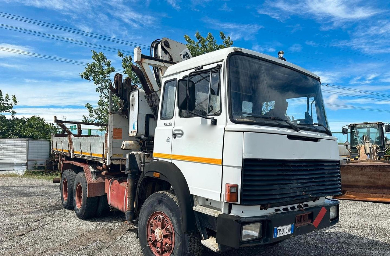 Iveco 330 26 con gru - Xe tải thùng lửng/ Phẳng, Xe cẩu tự hành: hình 1 Iveco 330 26 con gru - Xe tải thùng lửng/ Phẳng, Xe cẩu tự hành: hình 1