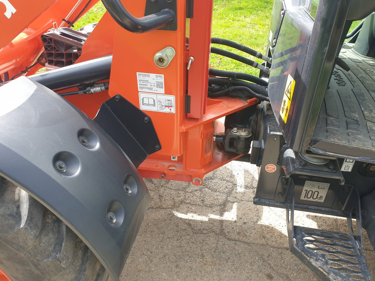 Máy xúc lật bánh lốp KUBOTA R 070: hình 10