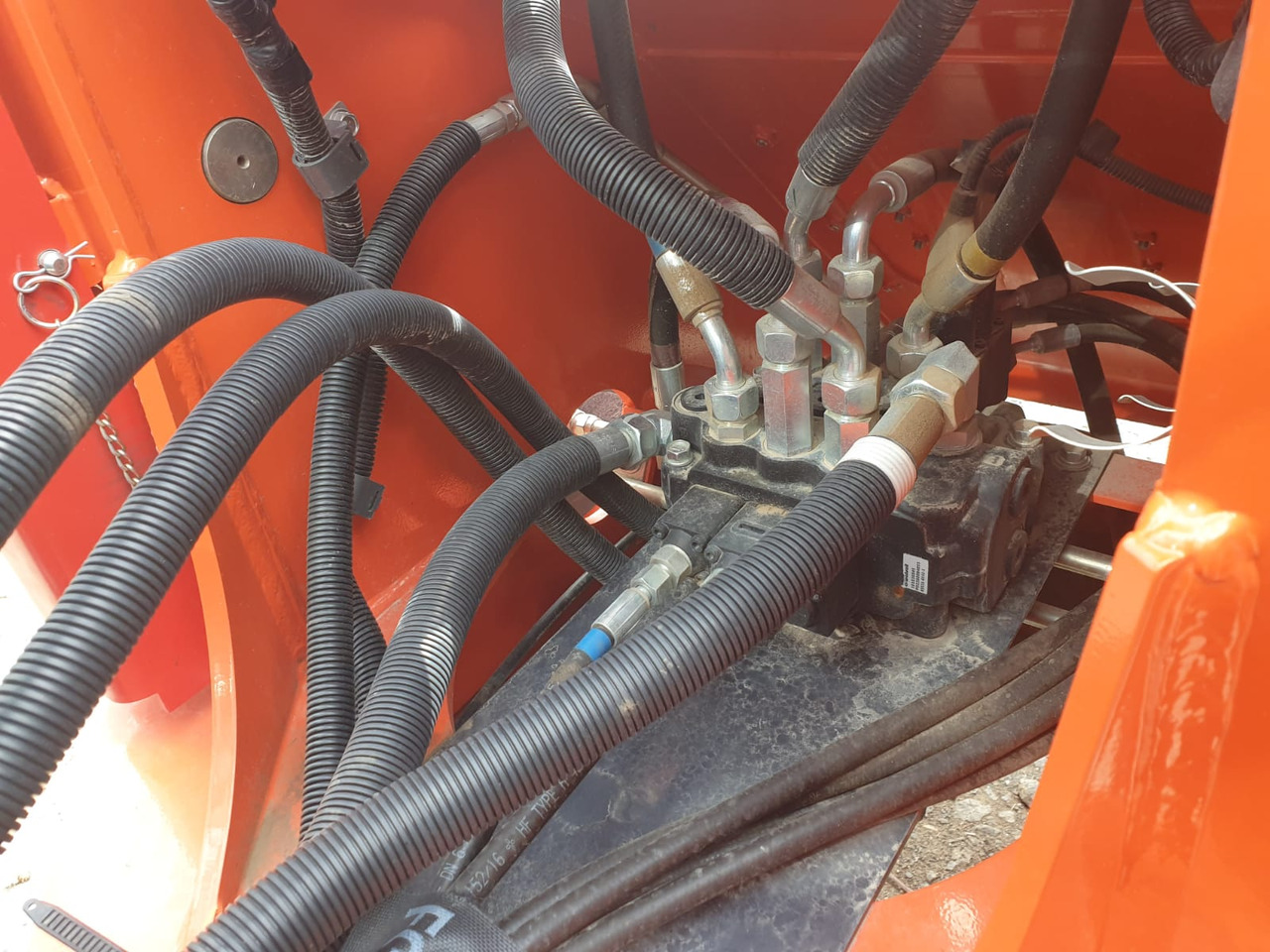 Máy xúc lật bánh lốp KUBOTA R 070: hình 16