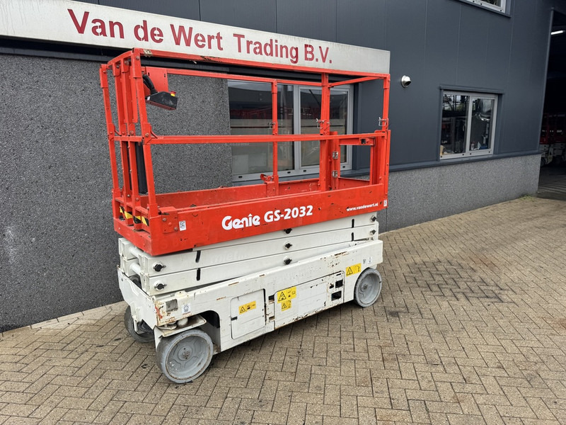 Genie GS2032 schaarlift schaar hoogwerker 2013 uur 8mtr werkhoogte - Máy nâng người hình kéo: hình 2 Genie GS2032 schaarlift schaar hoogwerker 2013 uur 8mtr werkhoogte - Máy nâng người hình kéo: hình 2