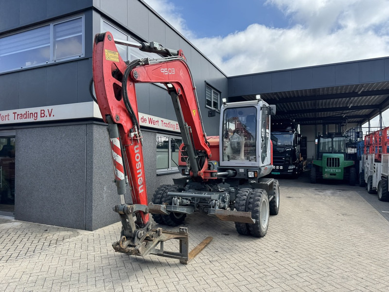 Neuson 9503 WD Mobiele Kraan 2009 Palletvork, Stenenklem, 2x Bak 8860hours Deutz Diesel - Cẩu bánh lốp: hình 5 Neuson 9503 WD Mobiele Kraan 2009 Palletvork, Stenenklem, 2x Bak 8860hours Deutz Diesel - Cẩu bánh lốp: hình 5