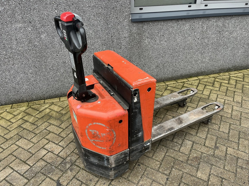 Toyota LWE 180 - Xe tải nâng pallet: hình 5 Toyota LWE 180 - Xe tải nâng pallet: hình 5