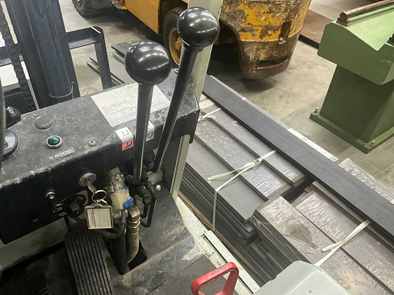 Xe nâng 1991 KOMATSU FB13M-2 FORKLIFT: hình 9 Xe nâng 1991 KOMATSU FB13M-2 FORKLIFT: hình 9