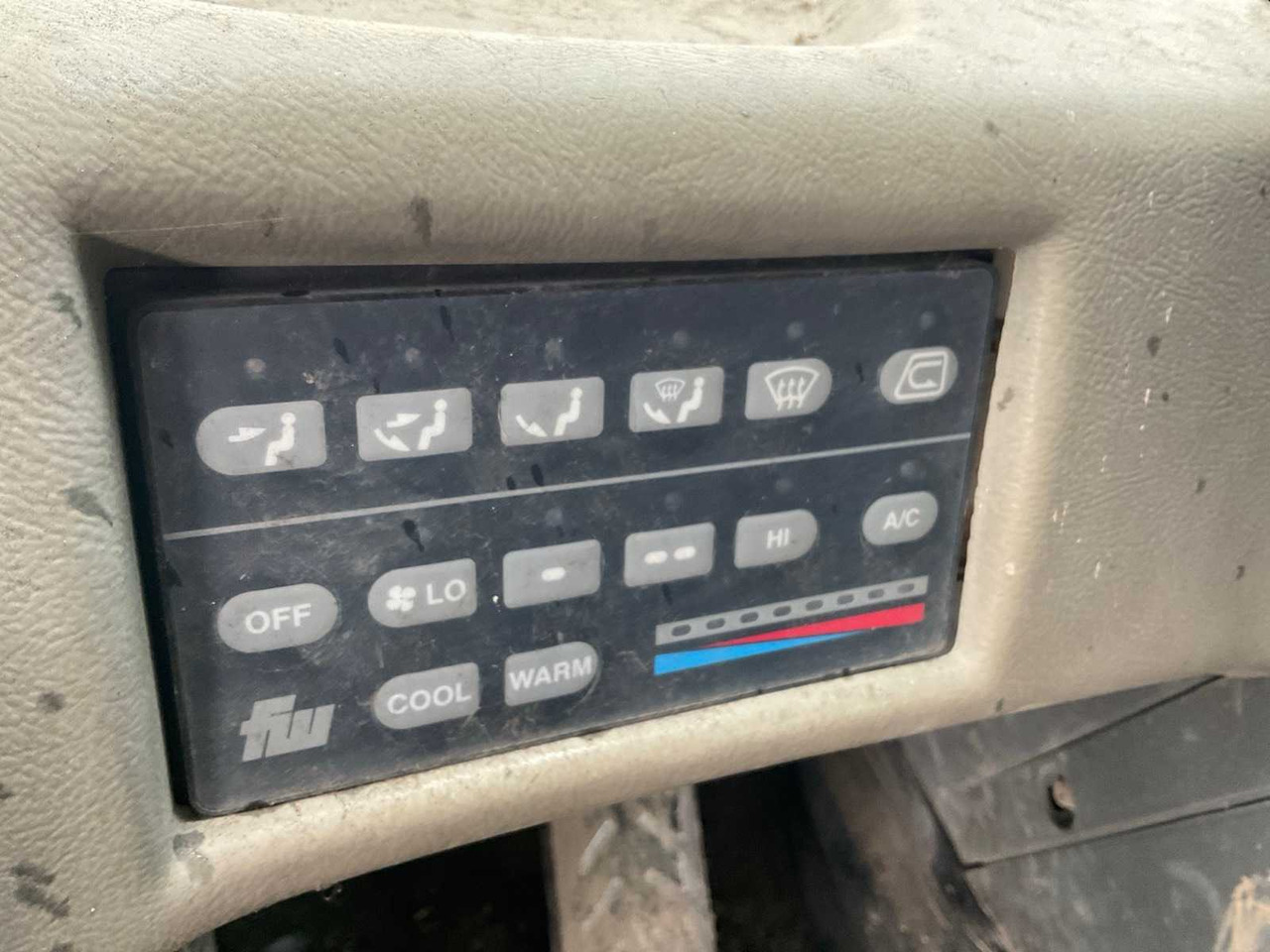 Máy xúc lật bánh lốp 1996 KOMATSU WH320-3H WHEEL LOADER: hình 17 Máy xúc lật bánh lốp 1996 KOMATSU WH320-3H WHEEL LOADER: hình 17