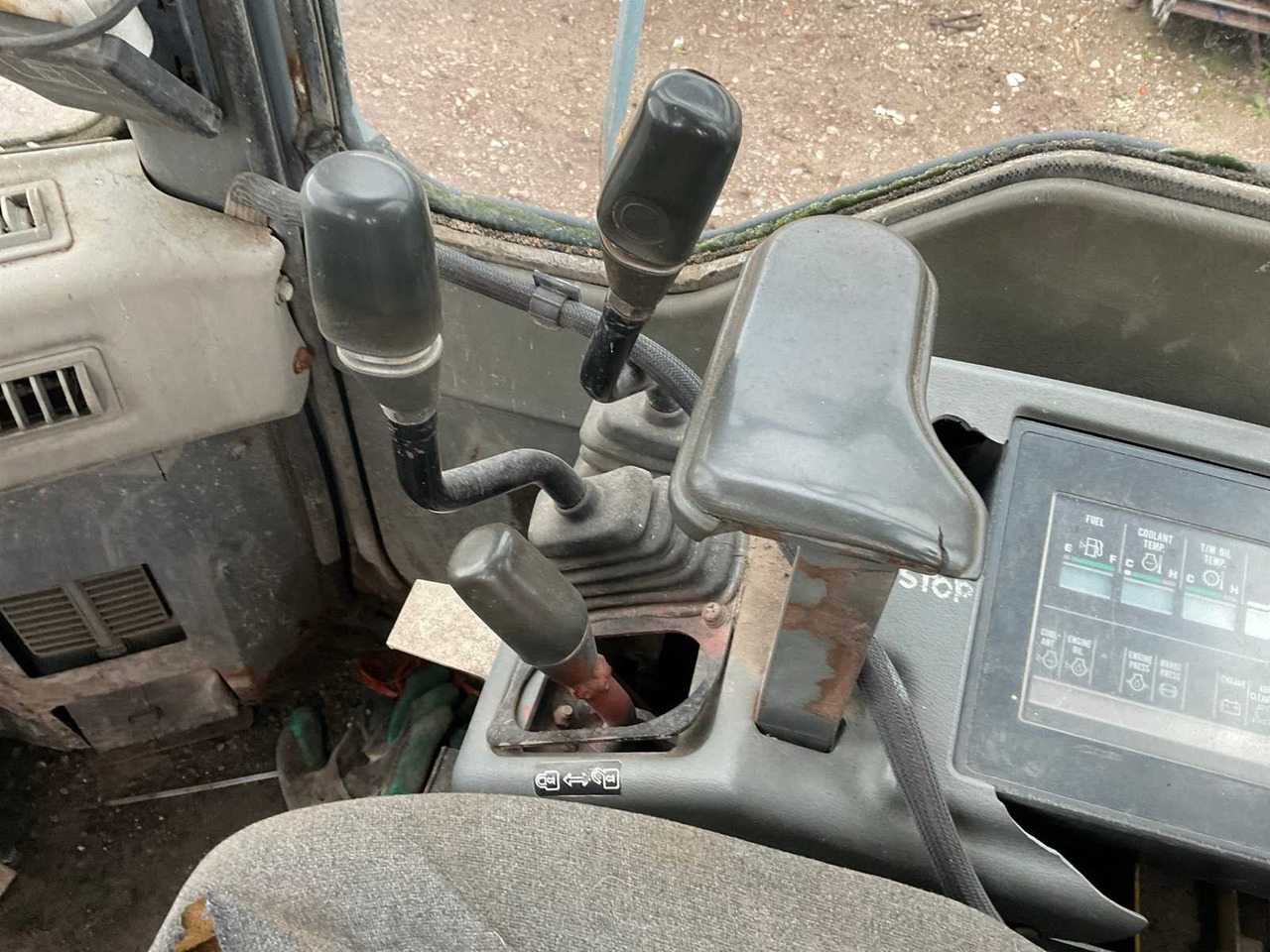 Máy xúc lật bánh lốp 1996 KOMATSU WH320-3H WHEEL LOADER: hình 15 Máy xúc lật bánh lốp 1996 KOMATSU WH320-3H WHEEL LOADER: hình 15