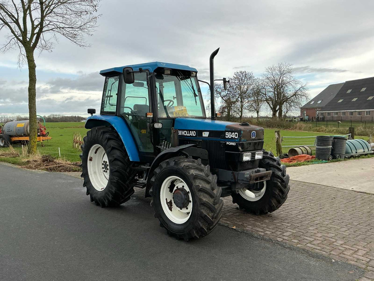 1996 NEW HOLLAND 5640 WITH FRONT LOADER FOUR WHEEL DRIVE FARM TRACTOR - Máy cày: hình 3 1996 NEW HOLLAND 5640 WITH FRONT LOADER FOUR WHEEL DRIVE FARM TRACTOR - Máy cày: hình 3