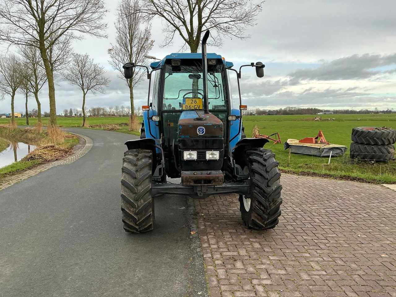 1996 NEW HOLLAND 5640 WITH FRONT LOADER FOUR WHEEL DRIVE FARM TRACTOR - Máy cày: hình 2 1996 NEW HOLLAND 5640 WITH FRONT LOADER FOUR WHEEL DRIVE FARM TRACTOR - Máy cày: hình 2