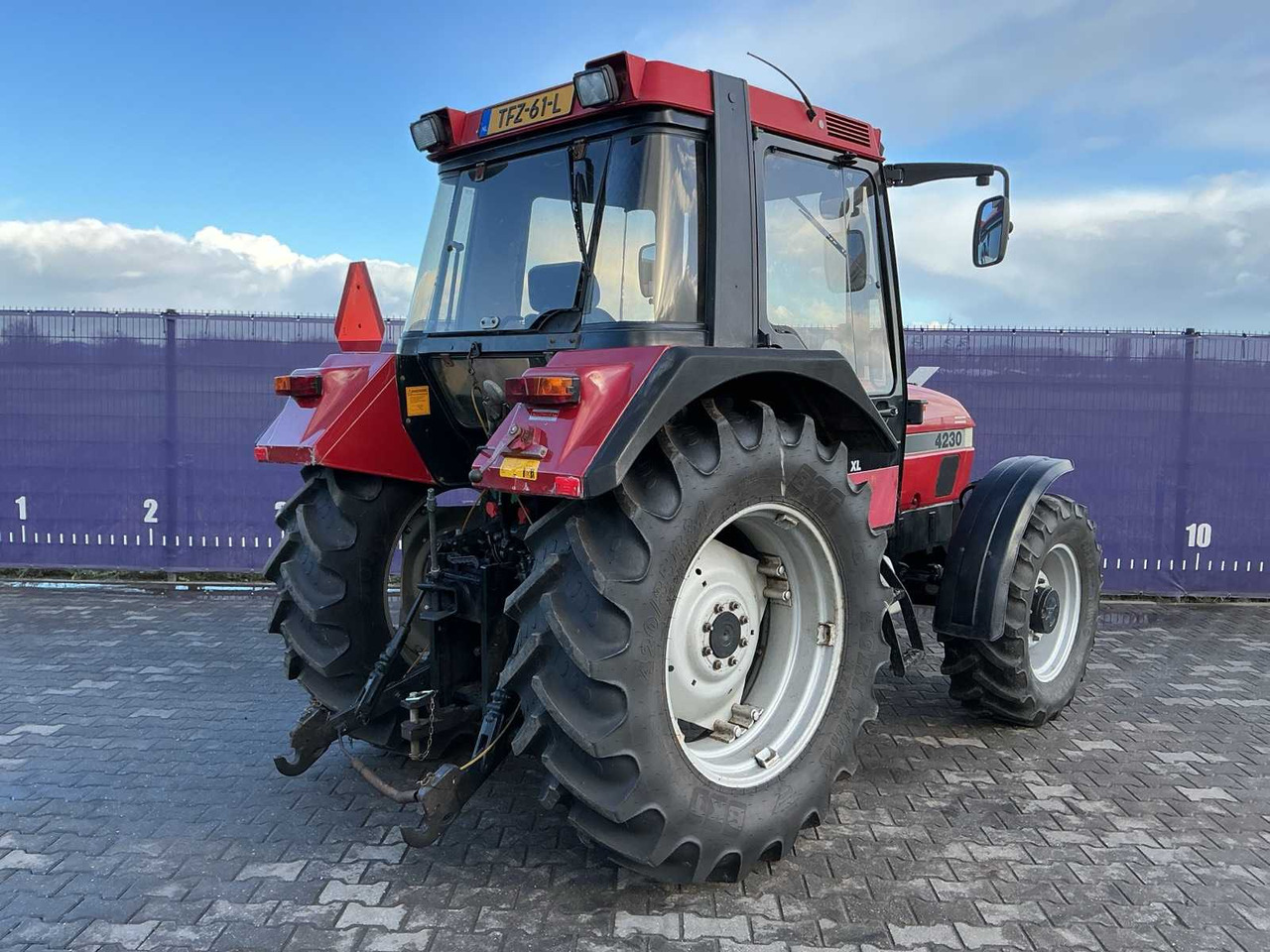 1999 CASE IH 4230 XL ALL-WHEEL DRIVE FARM TRACTOR - Máy cày: hình 4 1999 CASE IH 4230 XL ALL-WHEEL DRIVE FARM TRACTOR - Máy cày: hình 4
